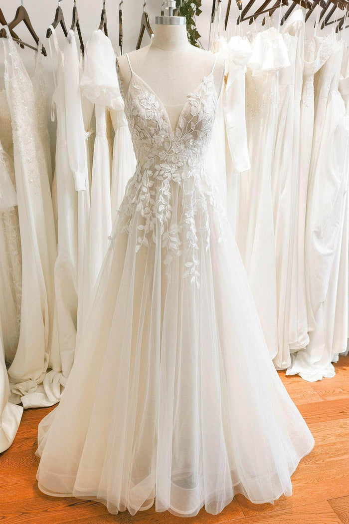 A-Line V-Neck Tulle Spaghetti Straps Romantic Wedding Dress with Appliques COCOMELODY CW3119