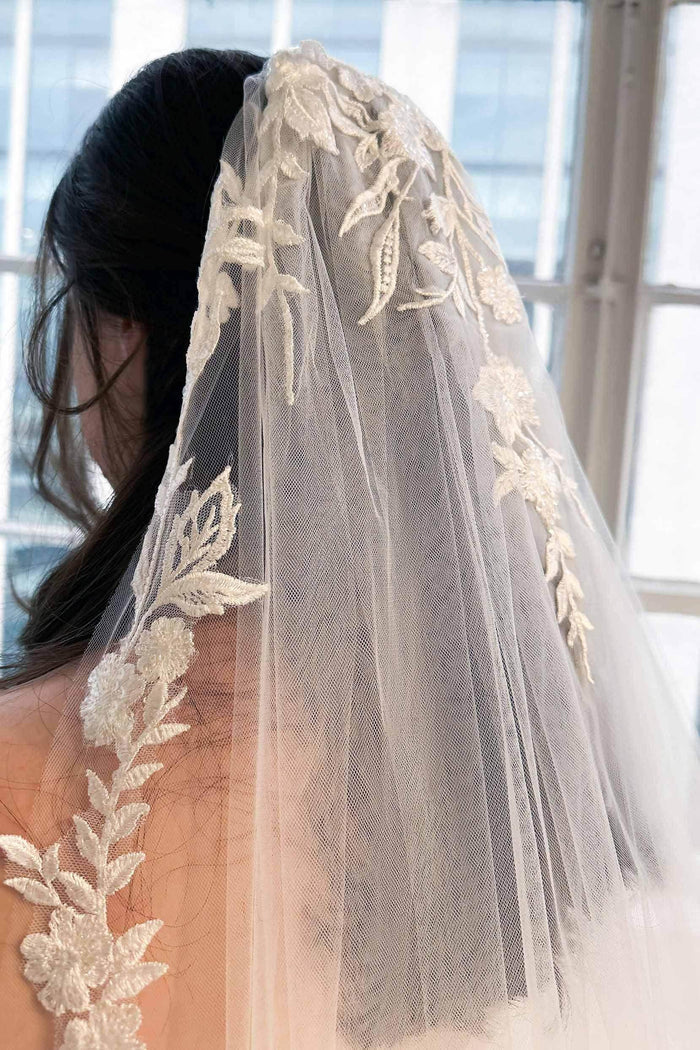 One-tier Lace Edge Tulle Chapel Veils with Appliques CV0327 - COCOMELODY