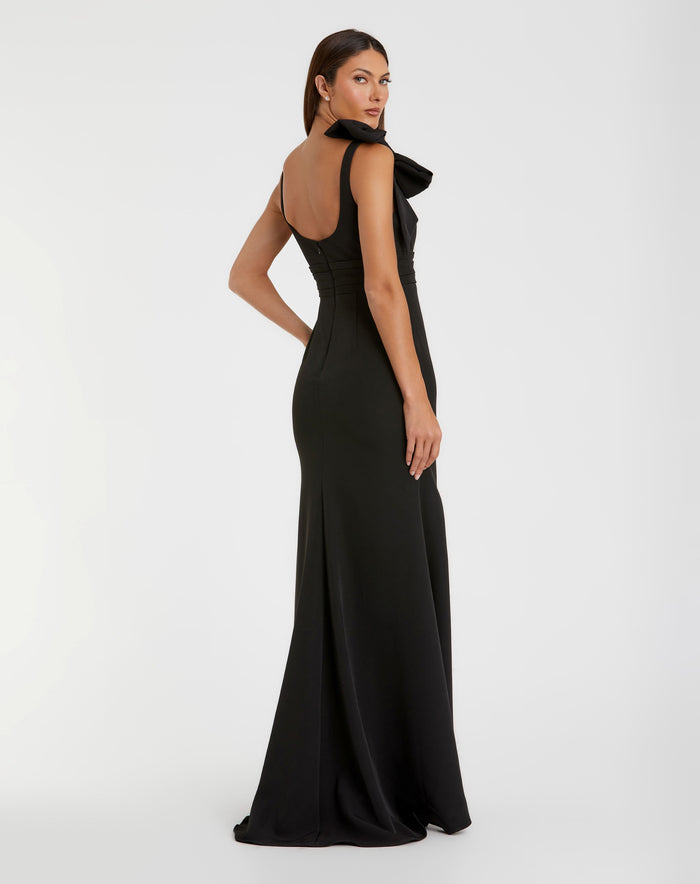Petite Black Scoop Neck Trumpet Gown With Bow - Ieena for Mac Duggal