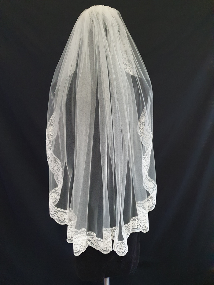 Veil 130lace c: Fingertip length with Lace trim
