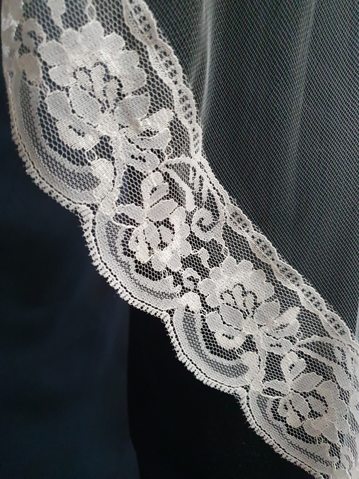 Veil 130lace c: Fingertip length with Lace trim